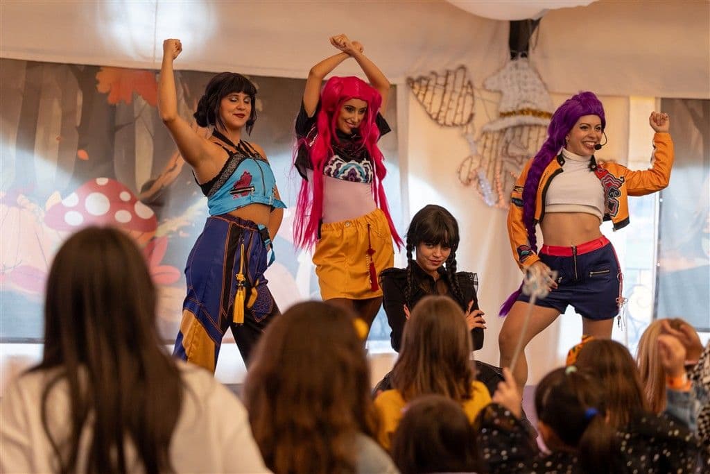 Huntrix e Mercoledì sul palco davanti ai bambini