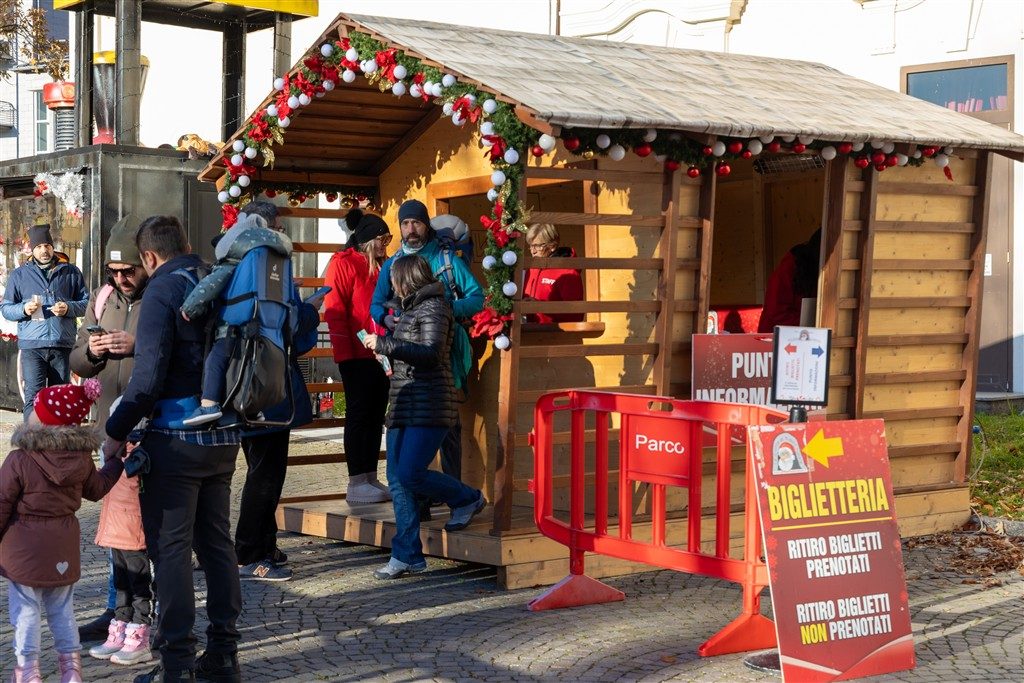 Biglietteria in legno decorata in piazza XXIV Maggio a Ornavasso, punto ritiro biglietti Grotta di Babbo Natale