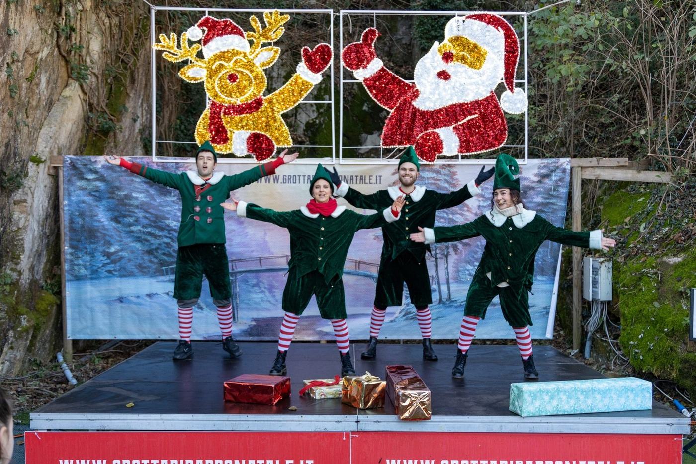 Elfi in costume sul palco del Villaggio degli elfi alla Grotta di Babbo Natale di Ornavasso, con spettacolo live e luci natalizie