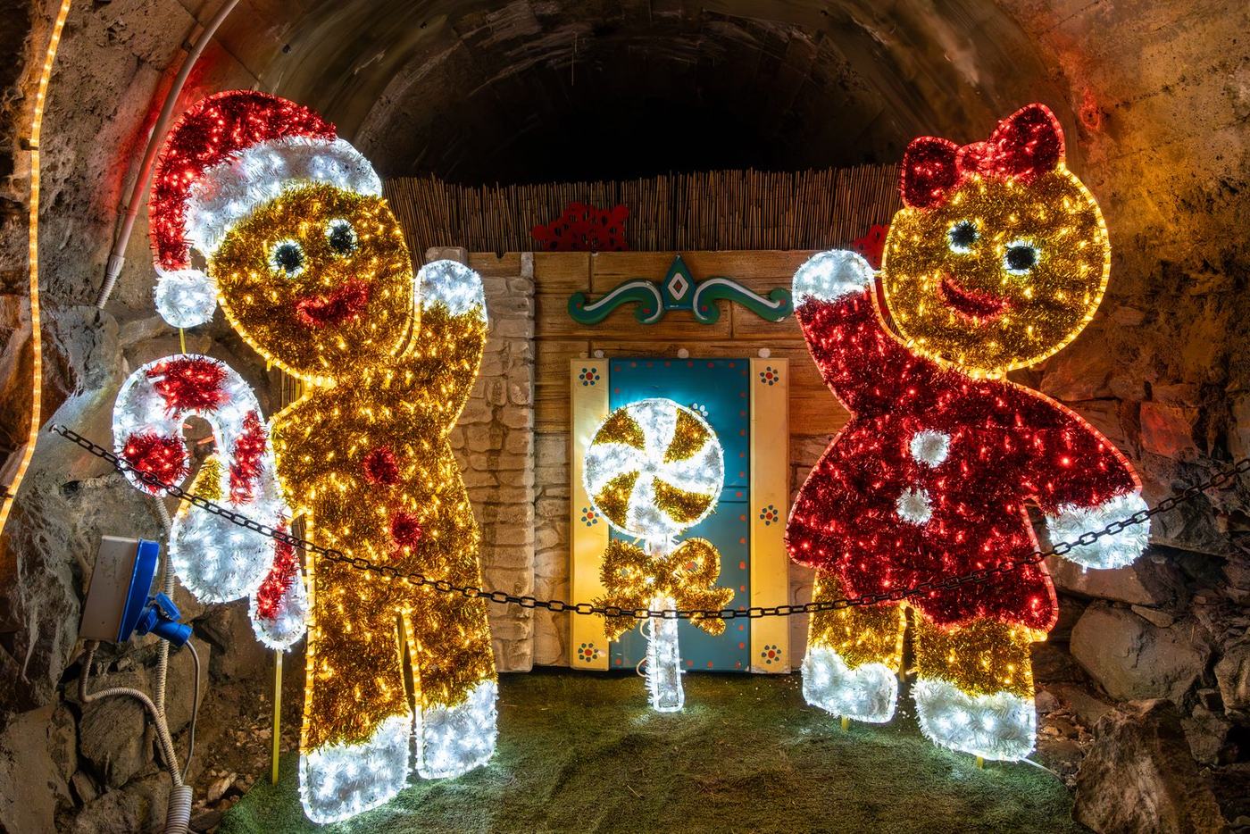 Figure luminose di pan di zenzero e lecca-lecca gigante all’interno della cava sotterranea della Grotta di Babbo Natale