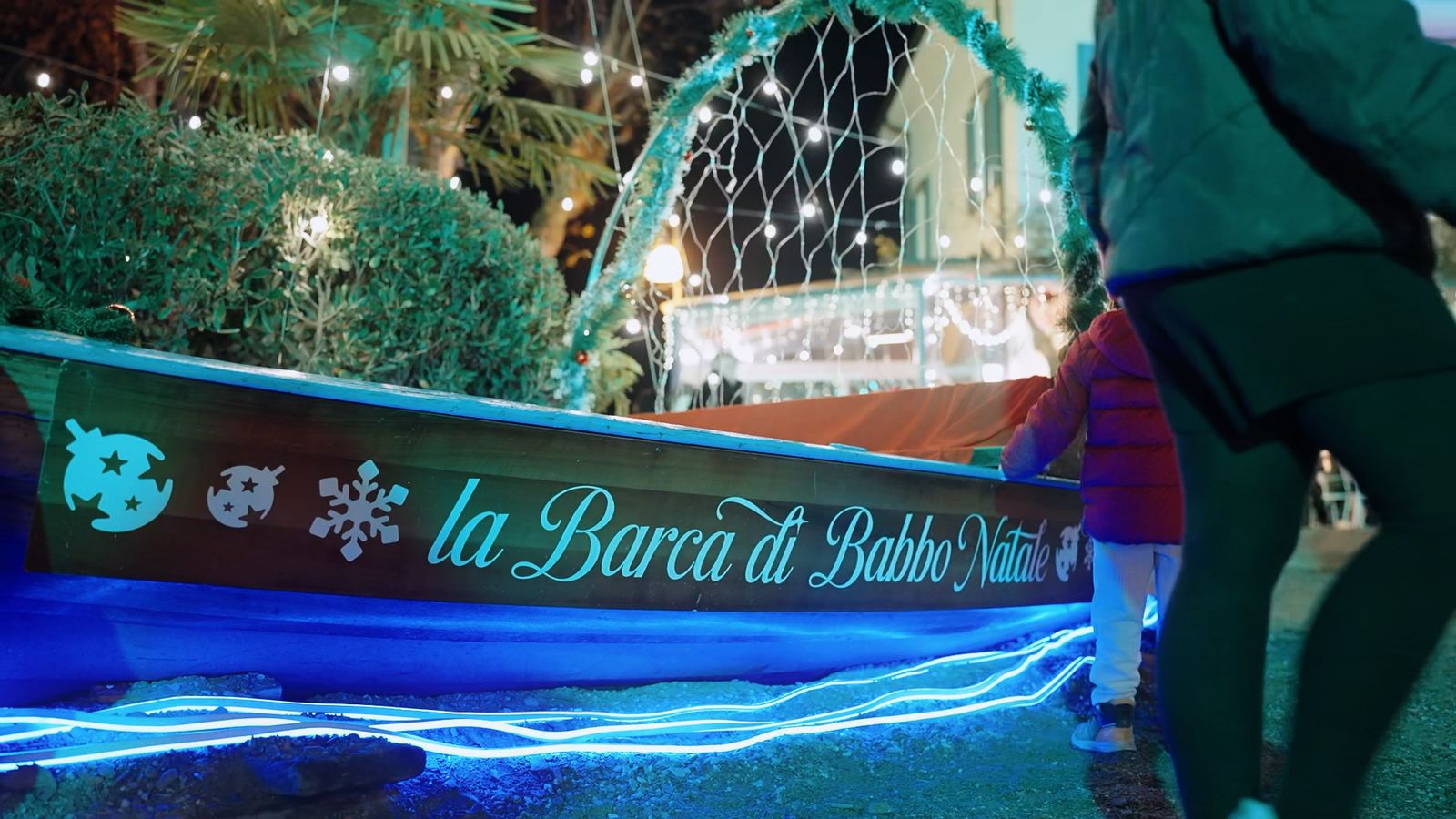 La Barca di Babbo Natale illuminata di blu al Molo delle Luci di Baveno, lounge delle Isole di Luce