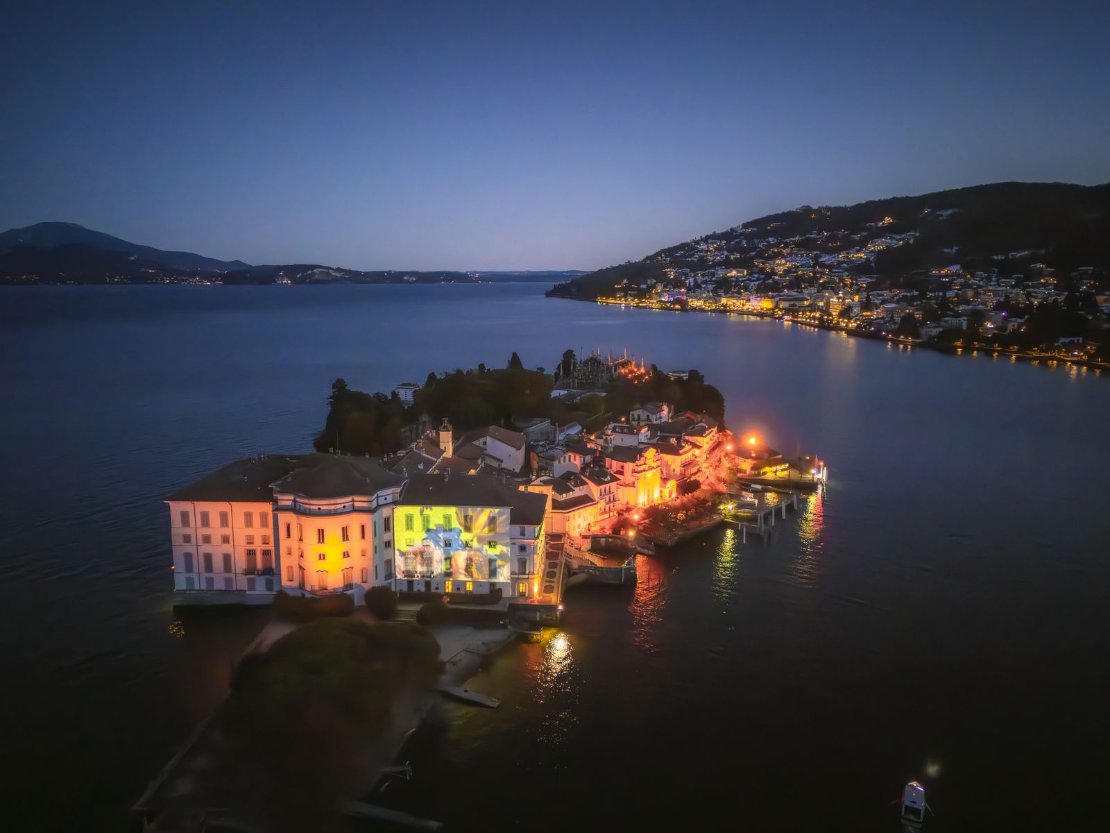 Isola Bella sul Lago Maggiore illuminata con videomapping natalizio per l’evento Isole di Luce, vista aerea al crepuscolo