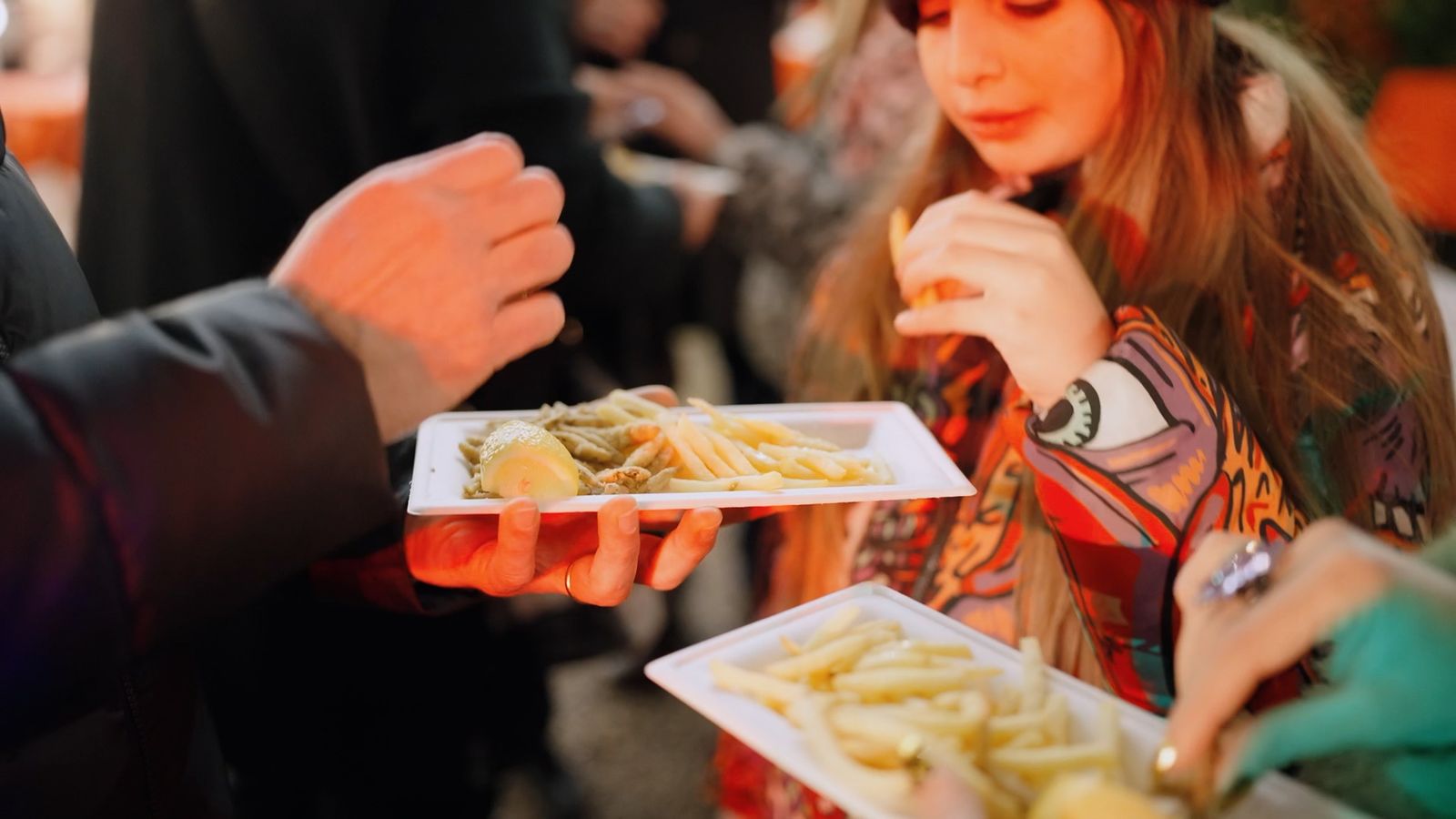 Piatto del pescatore con pesciolini di lago e patatine dorate incluso nel biglietto Motoscafi di Natale alle Isole di Luce