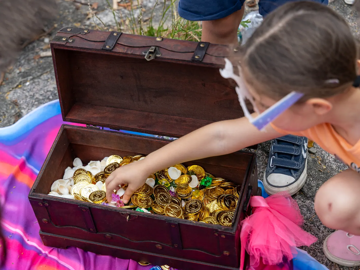 Bambina scopre il forziere dei tesori dei pirati