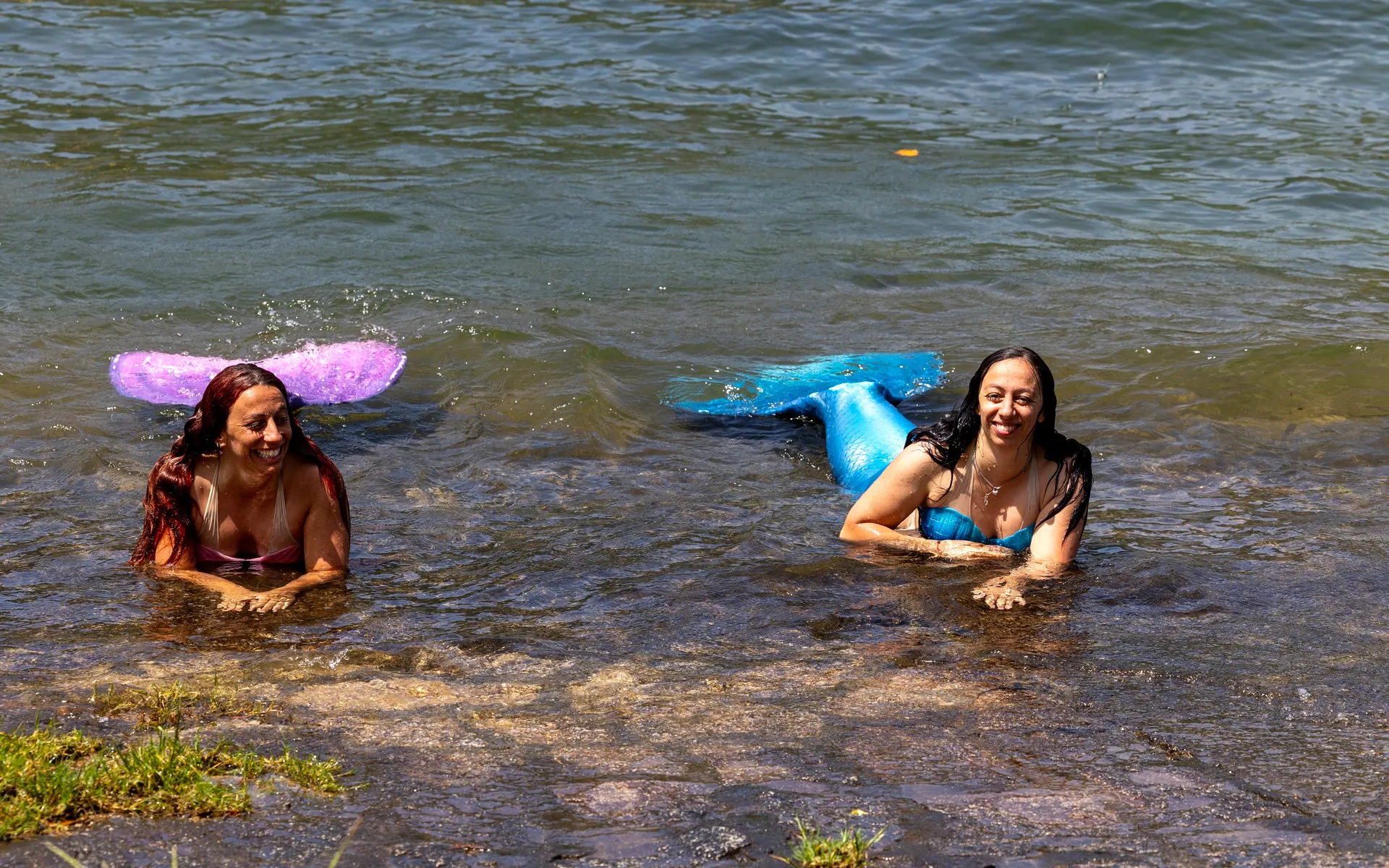 Vere Sirene in acqua sul Lago Maggiore — show Sirene e Tesori