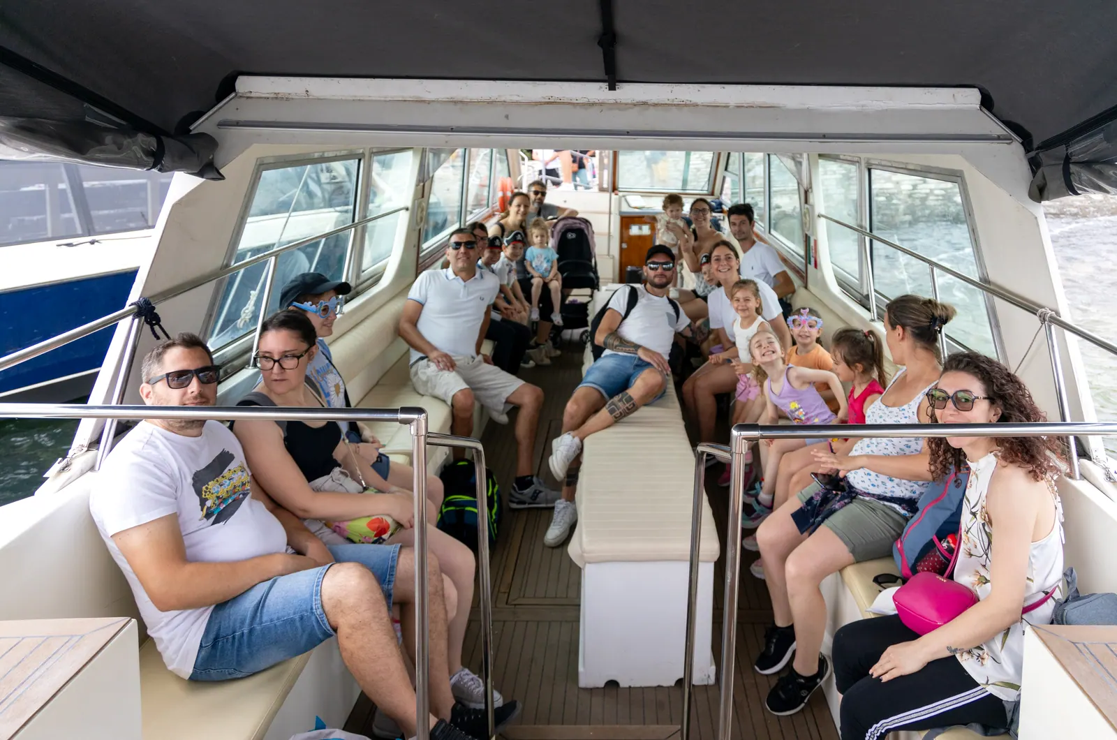 Famiglie a bordo del motoscafo riservato da Stresa