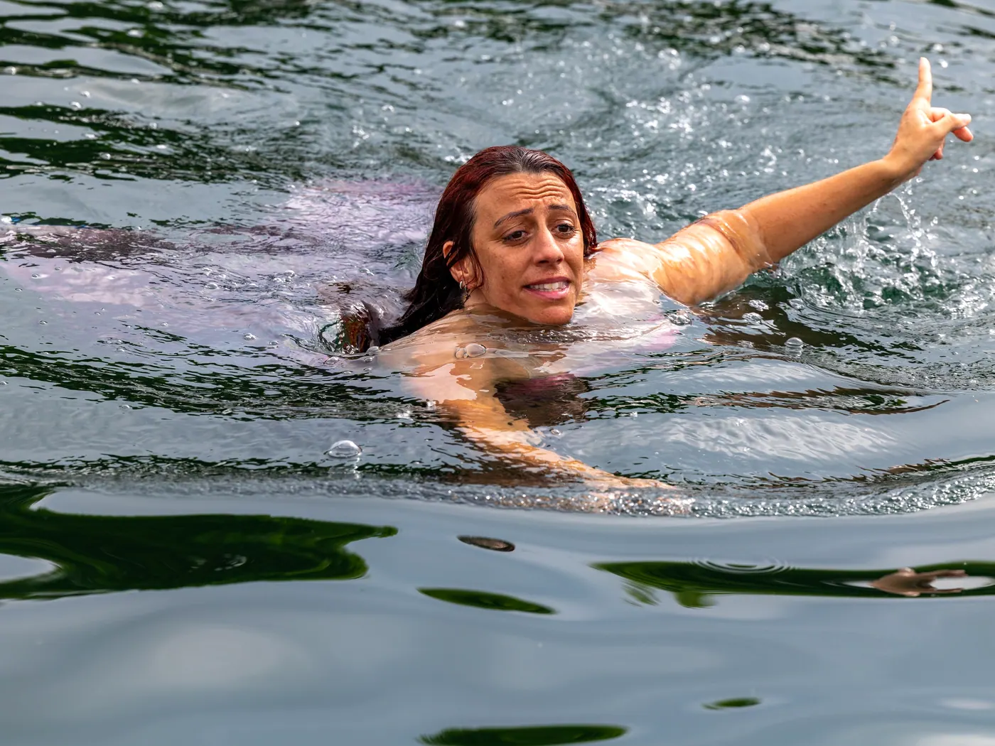 Sirena in acqua durante lo show sul Lago Maggiore